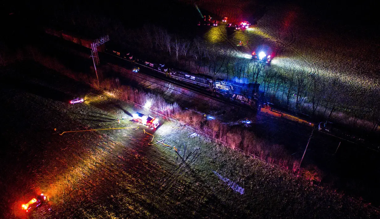 Pemandangan saat dua kereta barang terlibat kecelakaan di Georgetown, Kentucky, Amerika Serikat, Senin (19/3). Empat orang terluka akibat kecelakaan tersebut. (Nicholas Waun via AP)
