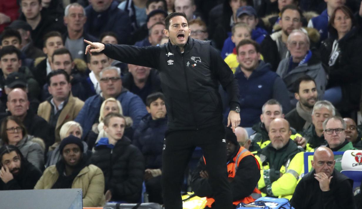 Pelatih Derby County, Frank Lampard, saat melawan Chelsea pada Piala Liga Inggris di Stadion Stamford Bridge, Kamis (1/112018). Chelsea menang 3-2 atas Derby County. (AP/Nick Potts)