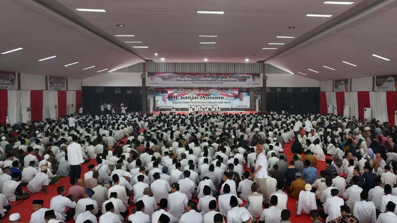 Gemuruh Salawat Sambut Kedatangan Ganjar di Banten
