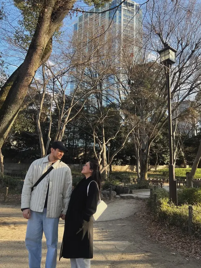 Gaya Bumil Hanggini Baby Moon ke Jepang Bareng Suami, Luthfi Aulia, Tampil Stylish dengan Sentuhan Layering