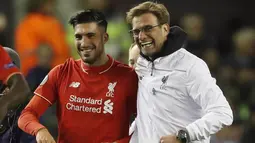 Pelatih Liverpool, Juergen Klopp, tertawa bersama gelandangnya Emre Can usai menaklukan MU pada ajang Liga Europa. Tidak ada jarak antara sang pelatih dan anak asuhnya. (Reuters/Phil Noble)