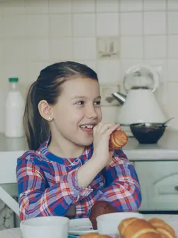 Anak cenderung meniru orang tuanya. Jika orang tua juga fokus makan tanpa sibuk dengan gawai, anak akan lebih mudah mengikuti. (Foto: Vitaly Gariev/Unsplash)