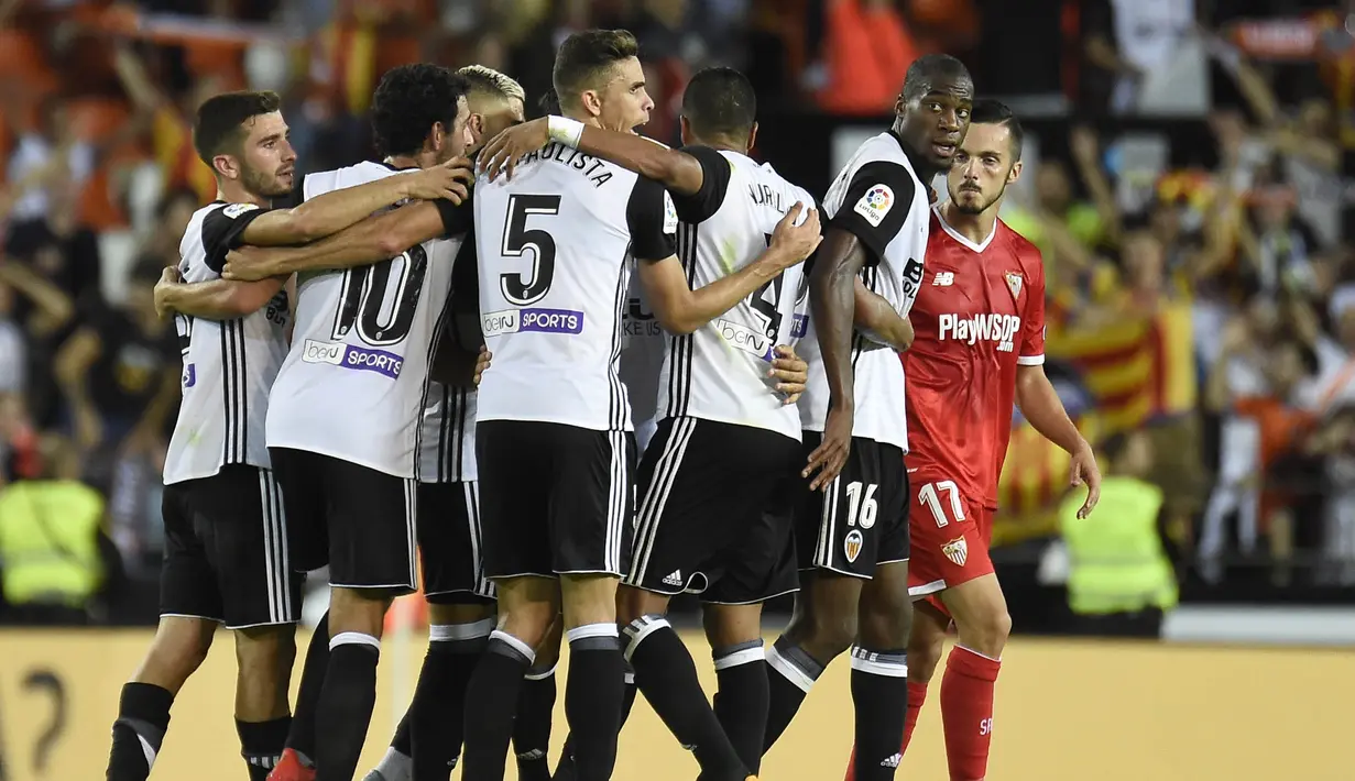 Para pemain Valencia merayakan kemenangan atas Sevilla pada laga La Liga Spanyol di Stadion Mestalla, Sabtu (21/10/2017). Valencia menang 4-0 atas Sevilla. (AFP/Jose Jordan)