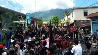 Ratusan pemuda dan mahasiswa mendatangi Polda Maluku Utara di Kota Ternate, memprotes insiden pengibaran bendera Tiongkok di Pulau Obi, Kabupaten Halmahera Selatan. (Liputan6.com/Hairil Hiar)