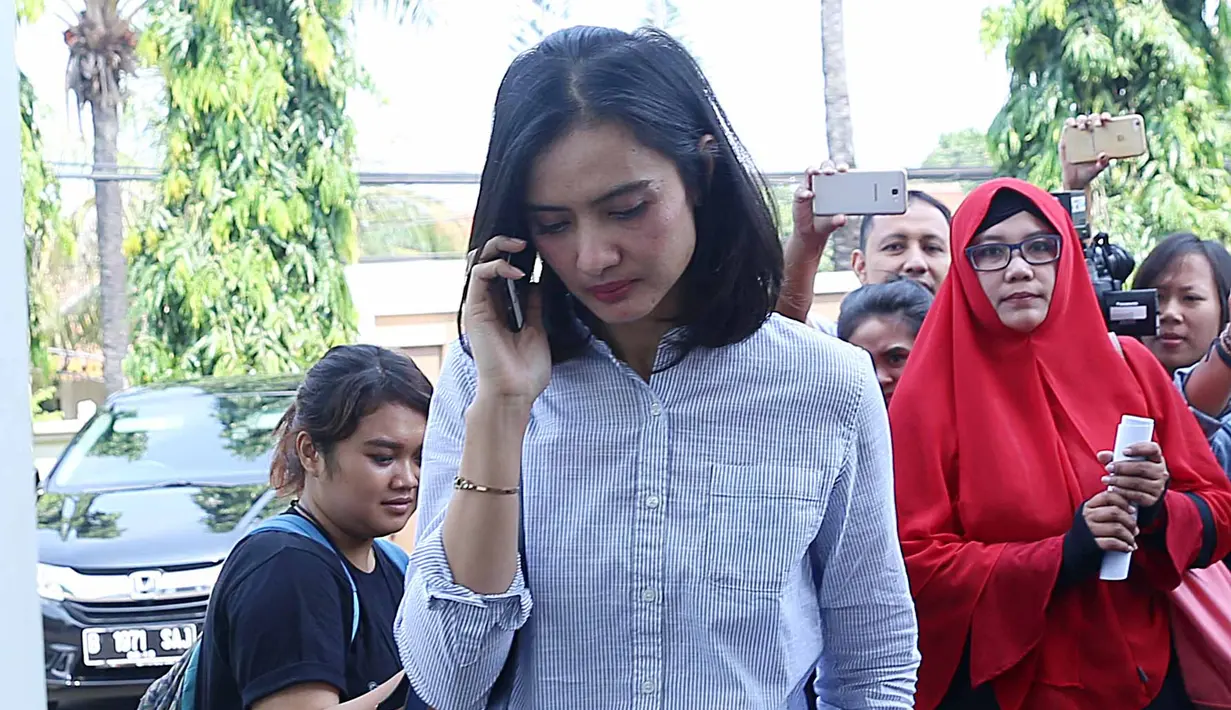 Sidang yang digelar di Pengadilan Agama Jakarta Selatan itu dimulai pukul 09.40 WIB. Tidak banyak kata terucap dari perempuan yang telah memiliki seorang anak itu. (Nurwahyunan/Bintang.com)