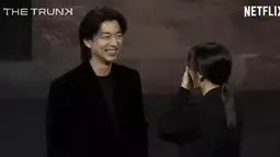 Seperti biasa, dalam sesi foto dengan jurnalis, kedua bintang diminta untuk melakukan pose hati. Sepertinya mereka tak terbiasa melakukan ini. (Foto: Netflix)