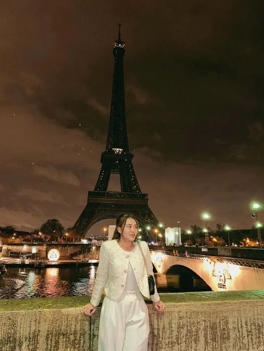 Seperti potret ini, Aaliyah tampil memesona mengenakan tweed blazer  warna ivory, yang dipadukan dengan top warna putih, dan loose pants warna senada. [@aaliyah.massaid]