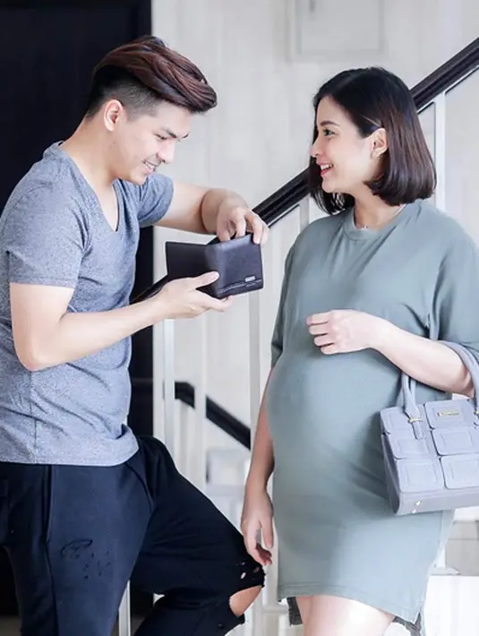 Dalam sehari, Chelsea Olivia bisa minum, tiga hingga empat kelapa. Bahkan demi fresh saat diminum, Glenn Alinskie rela mengupas sendiri kulitnya. Glenn tidak mau minta tolong sama tukang kelapanya demi freshnya saat diminum. (dok. Instagram)