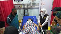 Gubernur Jatim Khofifah Indar Parawansa di RS Saiful Anwar Malang menjenguk korban tragedi Stadion Kanjuruhan Malang (Doc. Liputan6/Zainul Arifin))
