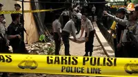 Belasan rumah rusak saat polisi melakukan penggerebekan markas teroris di Ciputat. Perbaikan rumah warga yang dilakukan merupakan perwujudan janji dari Kapolri, Jenderal Polisi Sutarman (Liputan6.com/ Andrian M Tunay)