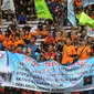 Sebuah spanduk berisi tuntutan buruh saat May Day 2016 di GBK, Jakarta, Minggu (1/5) GBK merupakan titik kumpul para Buruh dalam penyampaian aspirasi buruh saat Perayaan Buruh Internasional. (Liputan6.com/Helmi Afandi)