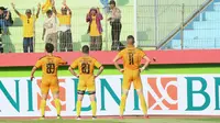 Selebrasi Bhayangkara FC dengan mengangkat celana pada laga kontra PSIS di Stadion Gelora Delta, Sidoarjo, Sabtu (7/4/2018). (Bola.com/Aditya Wany)