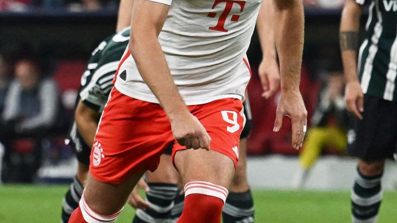 Kemudian di menit ke-32, Bayern menggandakan keunggulan. Gnabry mencetak gol dari umpan Musiala dan skor Bayern berubah jadi 2-0.