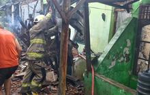 Damkar Evakuasi ABK Meninggal Dunia Akibat Kebakaran Rumah di Komplek Militer Bandung