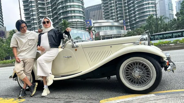 Melahirkan Anak Ketiga, Ini 7 Potret Perjalanan Kehamilan Istri Charly Van Houten