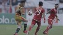 Striker Mitra Kukar, Fernando Rodriguez Ortega, saat pertandingan melawan Persija pada laga perempat final Piala Presiden di Stadion Manahan, Solo, Minggu, (4/2/2018). Persija menang 3-1 atas Mitra Kukar. (Bola.com/M Iqbal Ichsan)