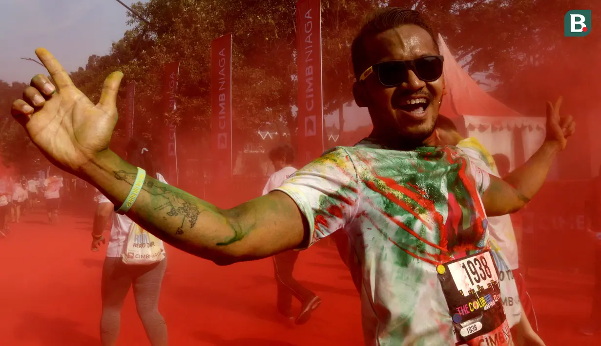 Sukacita para peserta The Color Run presented by CIMB Niaga yang digelar di Senayan, Jakarta pada Minggu (16/9/2018). Hero Tour diangkat menjadi tema The Color Run pada tahun 2018 ini dan sudah memasuki gelaran yang kelima. (Bola.com/Peksi Cahyo)