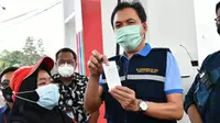 Kepala BPH Migas M Fanshurullah Asa melihat transaksi langsung di SPBU. (Foto:Dok.BPH Migas)