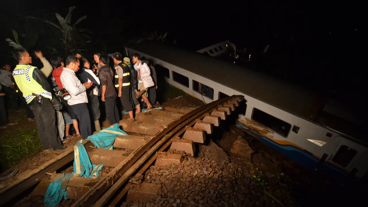 [FOTO] Akibat Longsor, Kereta Api Malabar Masuk Jurang