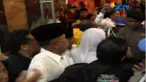 Aksi saling dorong dapat diredam setelah polisi menjelaskan peraturan KPU hanya mengijinkan 100 orang pendukung untuk hadir ke dalam rapat pleno.