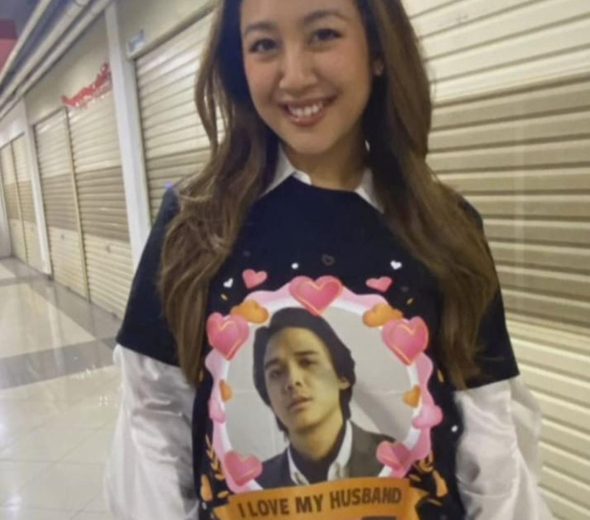 Wanita berusia 33 tahun ini memakai kaos hitam dengan foto Baskara Mahendra&nbsp; bertuliskan “I Love My Husband”.&nbsp; Tulisan tersebut dikelilingi hiasan berbentuk hati berwana pink.