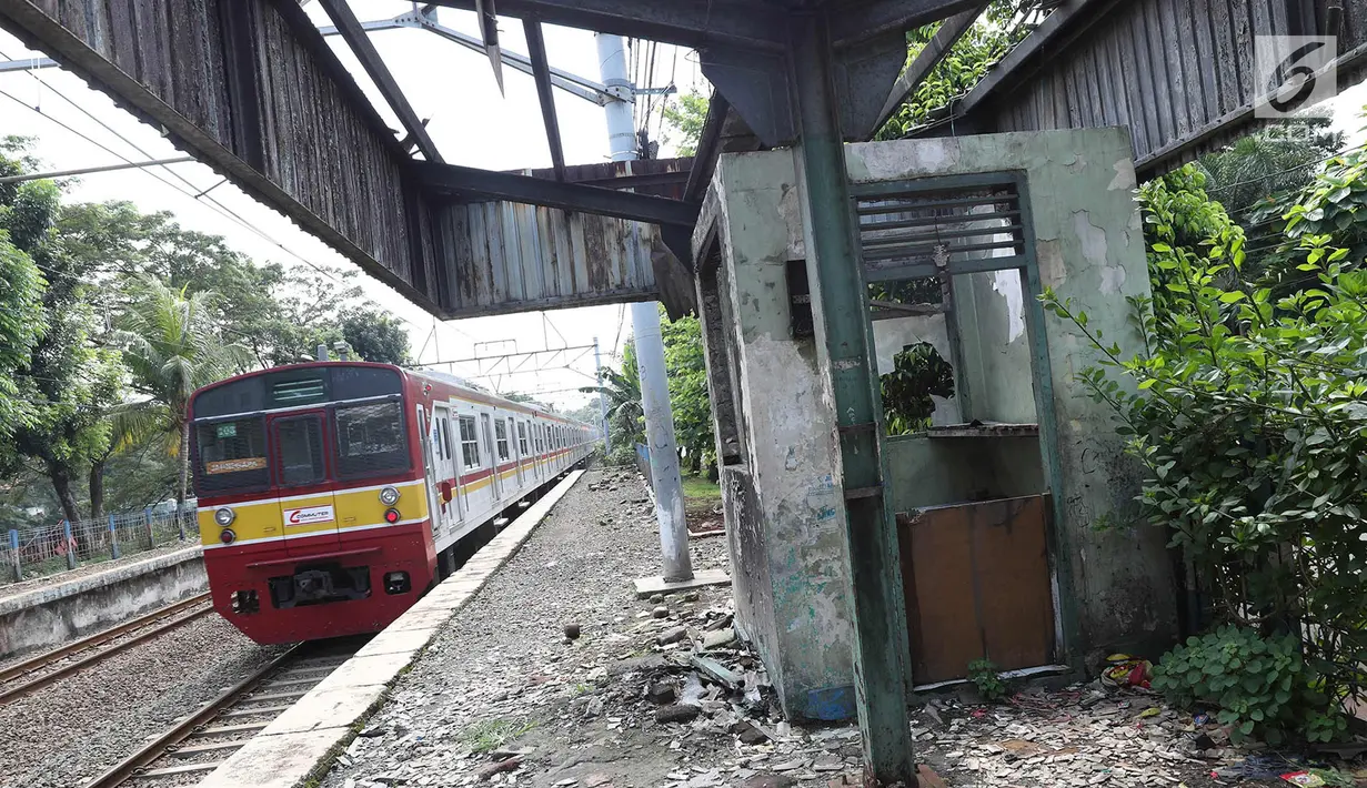 Kereta melintas di Stasiun Mampang, akarta, Senin (9/4). Stasiun yang telah dinonaktifkan pengoperasiannya, kini kondisinya terbengkalai serta kumuh karena dijadikan tempat tinggal sejumlah tunawisma. (Liputan6.com/Immanuel Antonius)