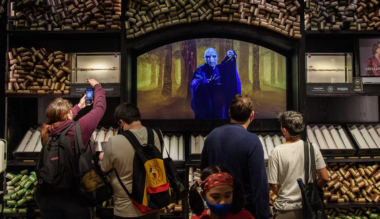 Orang-orang berbelanja di dalam toko Harry Potter Terbesar di Dunia saat resmi dibuka di New York City, Kamis (3/6/2021). Toko Harry Potter ini seharusnya dibuka pada tahun lalu namun ditunda karena pandemi covid-19. (Angela Weiss / AFP)