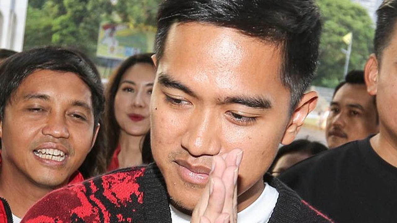 Kaesang Pangarep tiba di lokasi sekitar pukul 16.58 WIB. Dia mengenakan kaos putih dibalut jaket varsity bercorak merah hitam.