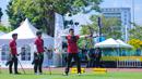 Bertanding di final nomor panahan recurve beregu putra, Indonesia mengalahkan Vietnam 6-0. (Bola.com/Bagaskara Lazuardi)