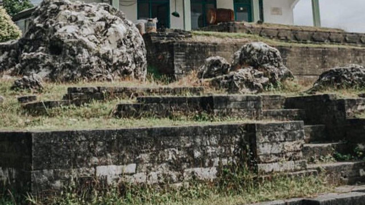 Peninggalan Sunan Giri di situs Giri Kedaton antara lain batu pelinggihan, kolam wudhu, dan dinding pagar kuno.