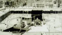 Bangunan tua sumur Zamzam berada di tengah Mataf, Ka'bah. (Sumber foto: Arabiya.net)