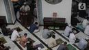Warga saat mendengarkan ceramah Salat Jumat di Masjid Cut Meutia, Jakarta, Jumat (11/3/2022). Keputusan tersebut diambil berdasarkan Covid-19 yang sudah melandai  dan juga tak seganas dulu. (Liputan6.com/Faizal Fanani)