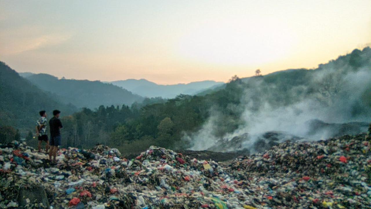 Kondisi TPA Bakung, masih menimbulkan asap berbau tak sedap, Senin (16/10/2023).
