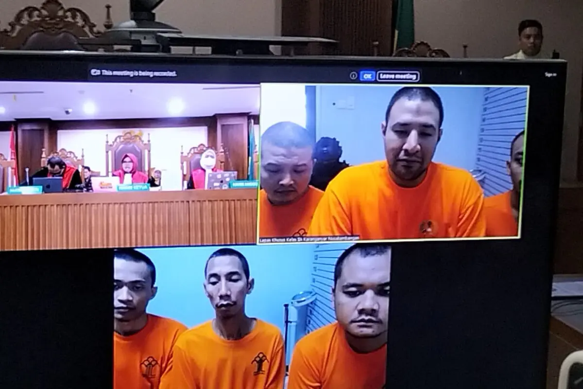 Ammar Zoni (kanan atas) secara virtual dari Lapas Nusakambangan. (M Altaf Jauhar/ Liputan6.com)