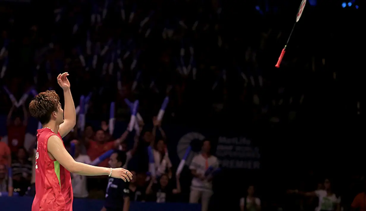 Kento Momota tunggal putera asal Jepang menjadi juara setelah mengalahkan Jan O Jorgensen dari Denmark di final BCA Indonesia Open Premier Super Series 2015 di Istora Senayan Jakarta. (Bola.com/Peksi Cahyo)