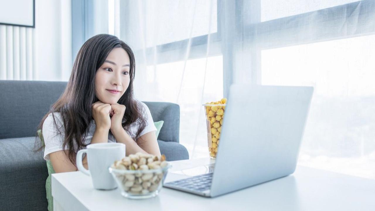 <b>Menonton Serial atau Film yang Disukai </b><br>