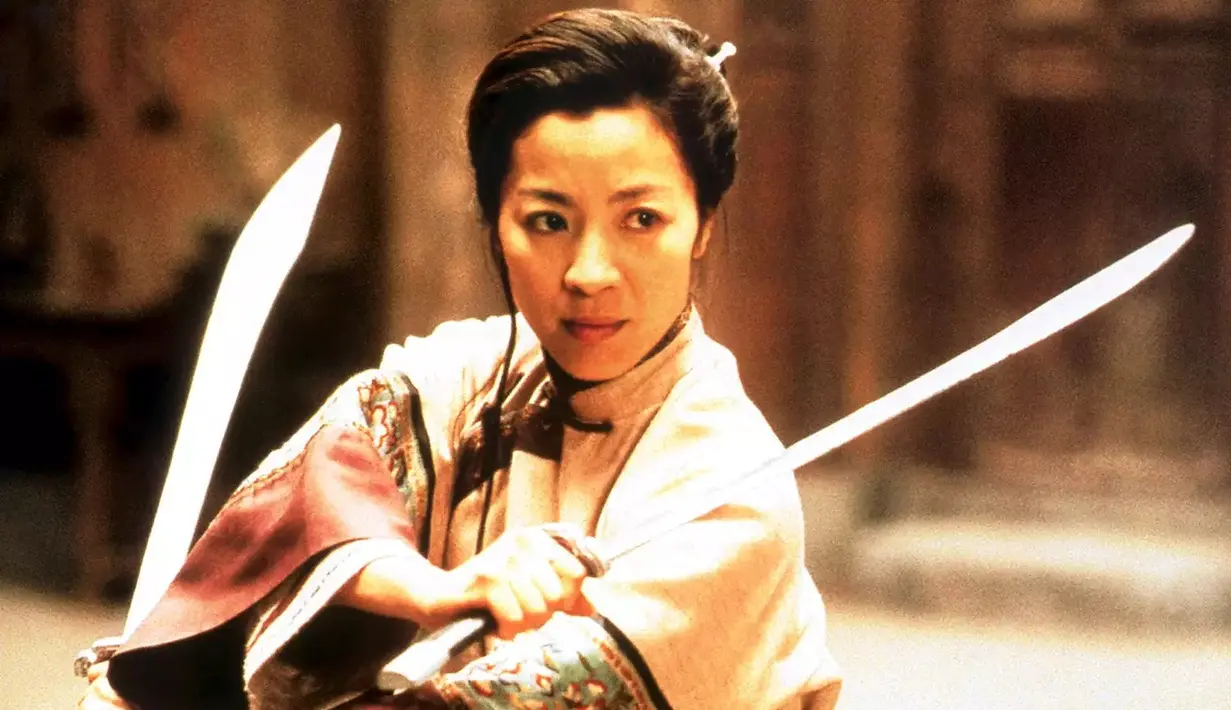 Yeoh makin melambung saat membintangi Crouching Tiger, Hidden Dragon yang rilis tahun 2000. [Everett]