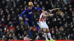 Duel antara pemain Manchester United, Chris Smalling (kiri) dan pemain Stoke City pada lanjutan Premier League di Bet365 Stadium, Stoke-on-Trent, (21/1/2017). Setan Merah bermain Imbang 1-1. (AFP/Lindsey Parnaby)