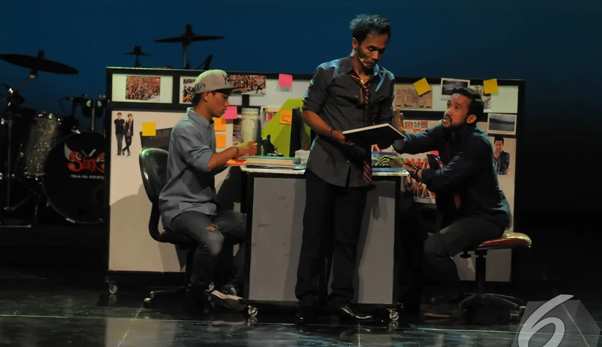 Salah satu adegan Kaka di konser bertajuk "Jakarta Pagi Ini & Slank Musikal", Jakarta, Kamis (18/12/2014). (Liputan6.com/Herman Zakharia)