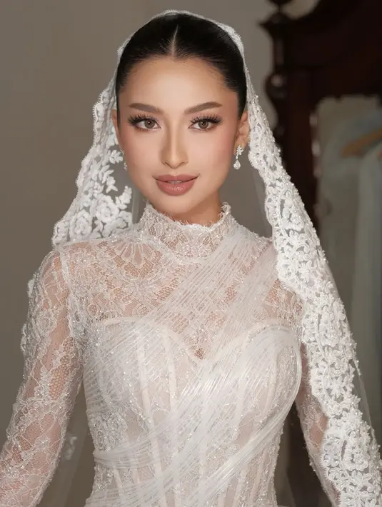 Untuk wedding ceremony ini, Jennifer mempercayakan gaun impiannya kepada desainer Christie Basil. Menariknya, momen tersebut memiliki makna tersendiri bagi sang aktris. [@jennifercoppenreal20].