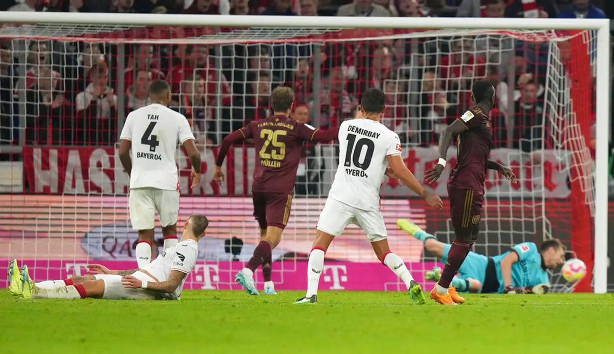 Pemain Bayern Munchen Sadio Mane (kanan) mencetak gol ke gawang Bayer Leverkusen pada pertandingan sepak bola Bundesliga di Allianz Arena, Munich, Jerman, 30 September 2022. Bayern Munchen menang 4-0. (AP Photo/Matthias Schrader)