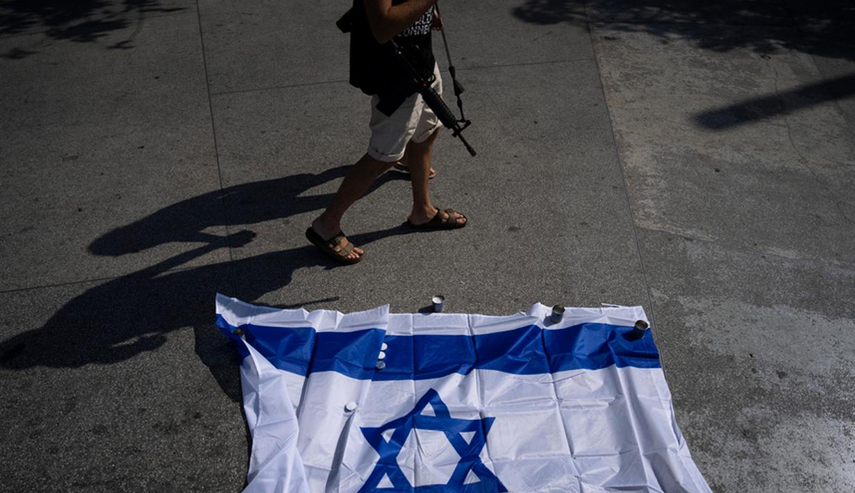 Sementara dengan meletusnya perang Hamas-Israel beberapa waktu lalu, Israel telah membentuk 527 regu keamanan sukarela dalam dua pekan sejak awal perang terjadi 7 Oktober 2023. Menteri Keamanan Nasional Israel Itamar Ben-Gvir telah memerintahkan pelonggaran peraturan untuk mengeluarkan izin kepemilikan senjata kepada warga negara. (AP Photo/Oded Balilty)