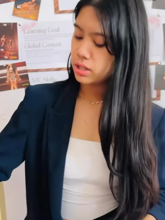 Penampilan Almira dipermanis dengan aksesori kalung dan gelang yang dikenakannya. [@annisayudhoyono]