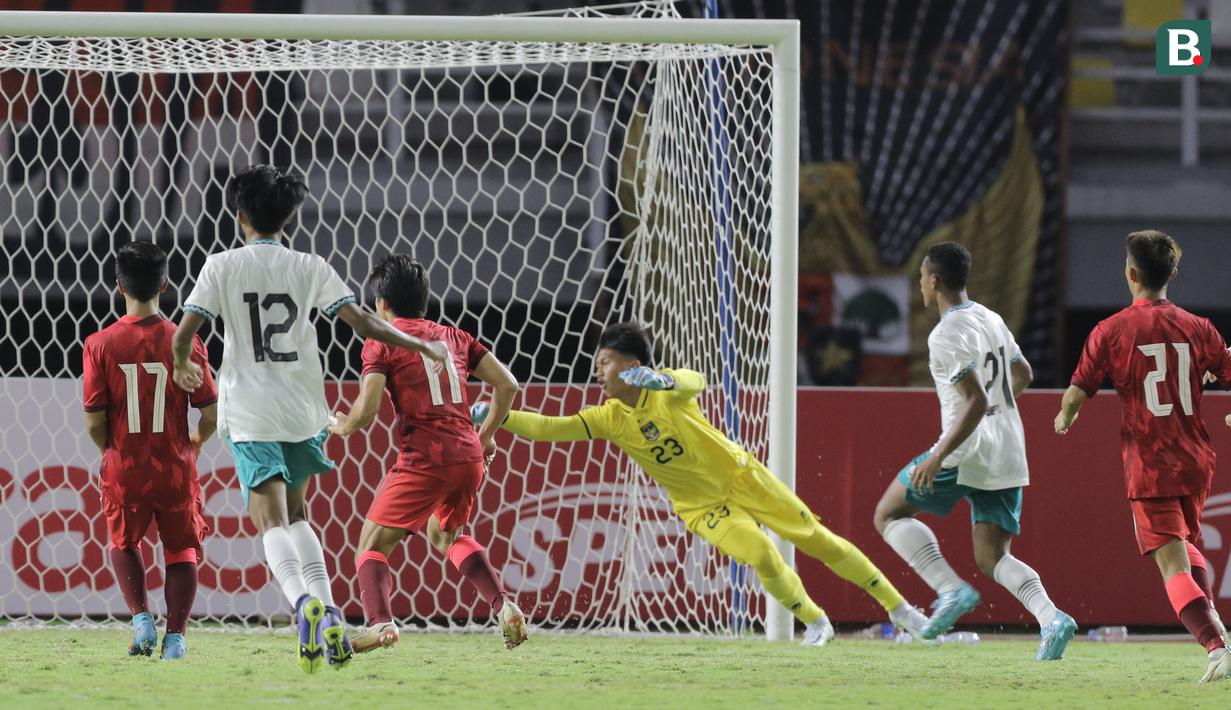 Usaha Aditya nampaknya sia-sia. Posisi Chen Ngo Hin lebih dekat dan tanpa kawalan untuk memasukkan bola ke gawang Timnas Indonesia U-20. (Bola.com/Ikhwan Yanuar)