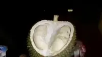 Seorang wanita di Tiongkok tewas karena asyik menelpon hingga wisata sambil makan durian di Rumah Durian.
