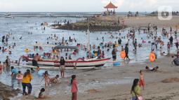 Wisatawan beraktifitas di kawasan Pantai Sanur, Denpasar, Bali, Senin (2/5/20222). Ribuan wisatawan lokal dari seputar kota Kenpasar dan kota-kota di Pulau Jawa memadati Pantai Sanur untuk mengisi liburan Idul Fitri 1443 H. (merdeka.com/Arie Basuki)