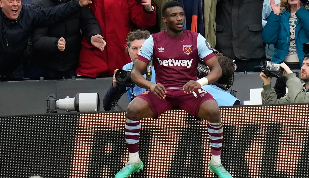 Enam menit kemudian, MU makin terpuruk setelah West Ham membuat gol kedua. Kali ini giliran Mohammed Kudus yang memperdaya Onana. Kudus mencuri bola dari kesalahan Mainoo sebelum dengan dingin menaklukkan Onana. MU tak mampu membalas dua gol West Ham ini hingga peluit panjang ditiup wasit. (AP Photo/Kirsty Wigglesworth)
