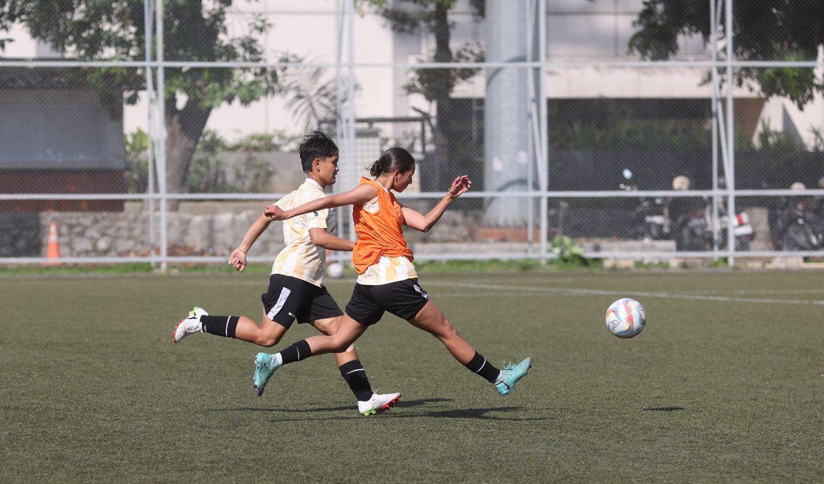 Keduanya tampak antusias mengikuti sesi latihan yang dipimpin pelatih Satoru Mochizuki.