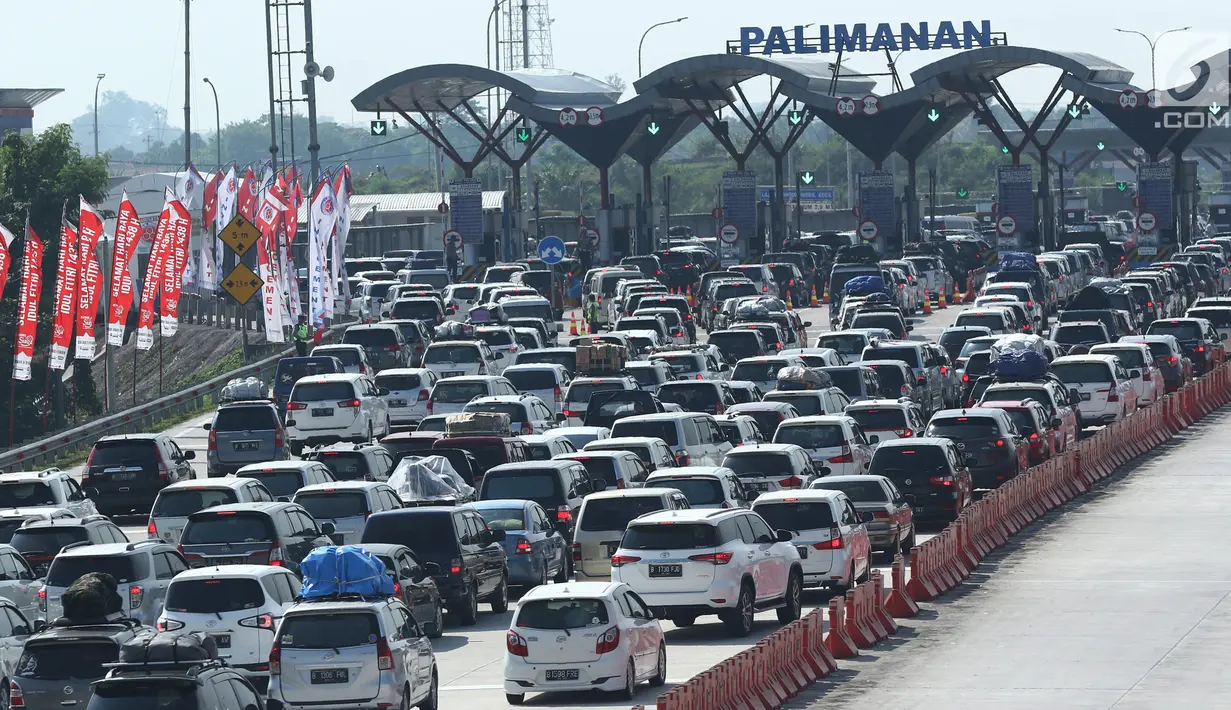 Kendaraan pemudik mengantre memasuki gerbang tol Palimanan, Cirebon, Jawa Barat, Rabu (21/6). Puncak arus mudik Lebaran 2017 di ruas tol tersebut diprediksi terjadi pada H-3 lebaran. (Liputan6.com/Gempur M Surya)
