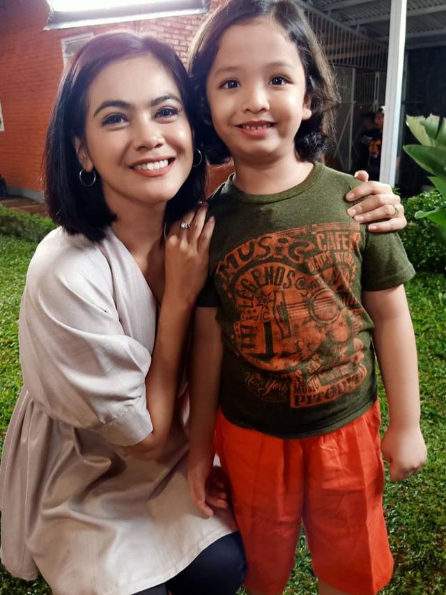 6 Potret Kebersamaan Indah Indriana dan Radja Nasution, Bak Ibu Kandung
